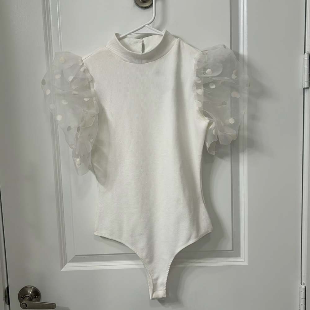 NWT Ivy&Leo TCEC White Puffy Sleeved Bodysuit